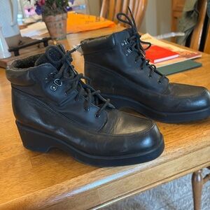 Womens size 7 barely worn Evan Picone Leather boots